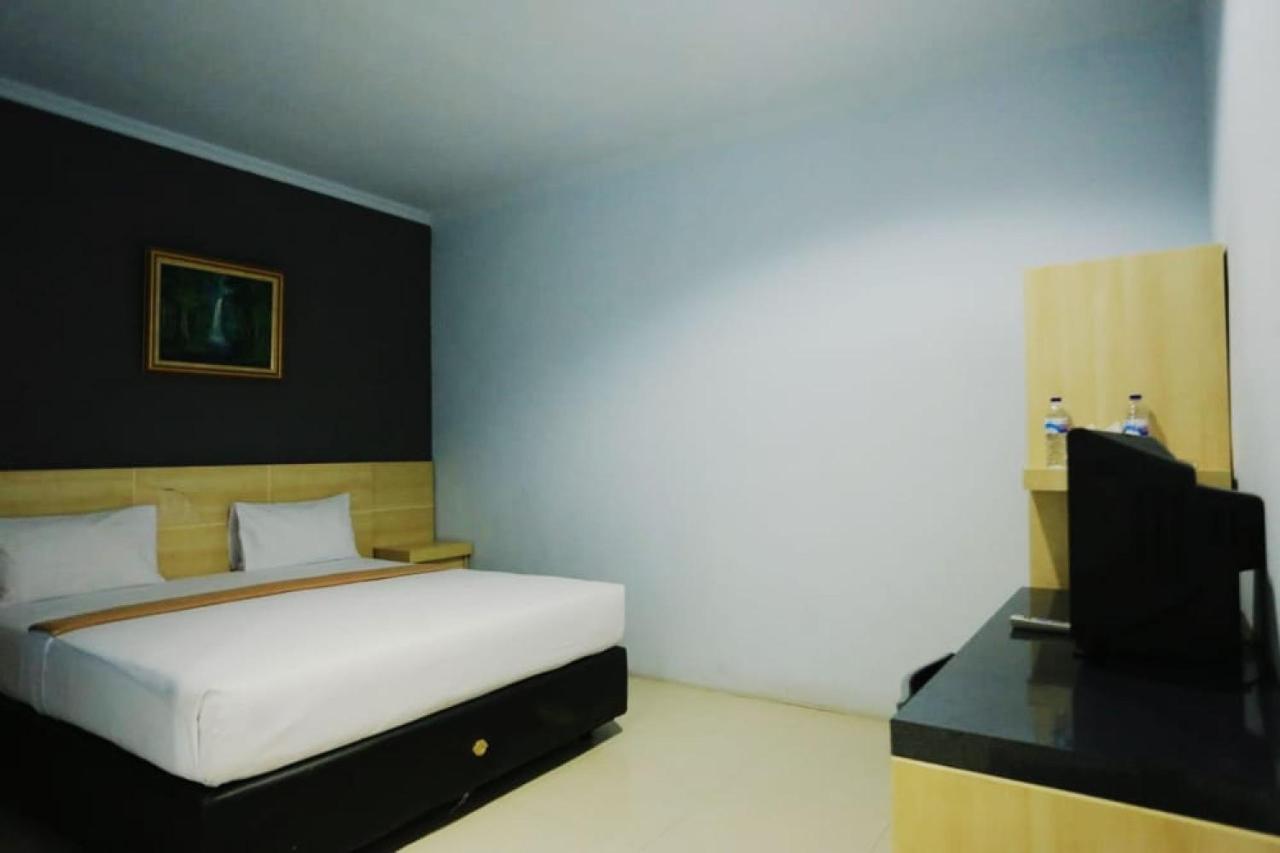 Urbanview Hotel Mulia Indah Palopo Buitenkant foto