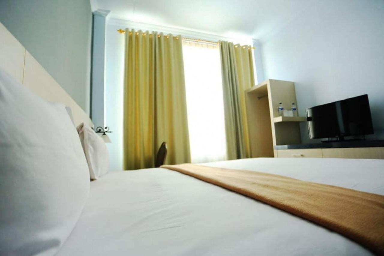 Urbanview Hotel Mulia Indah Palopo Buitenkant foto