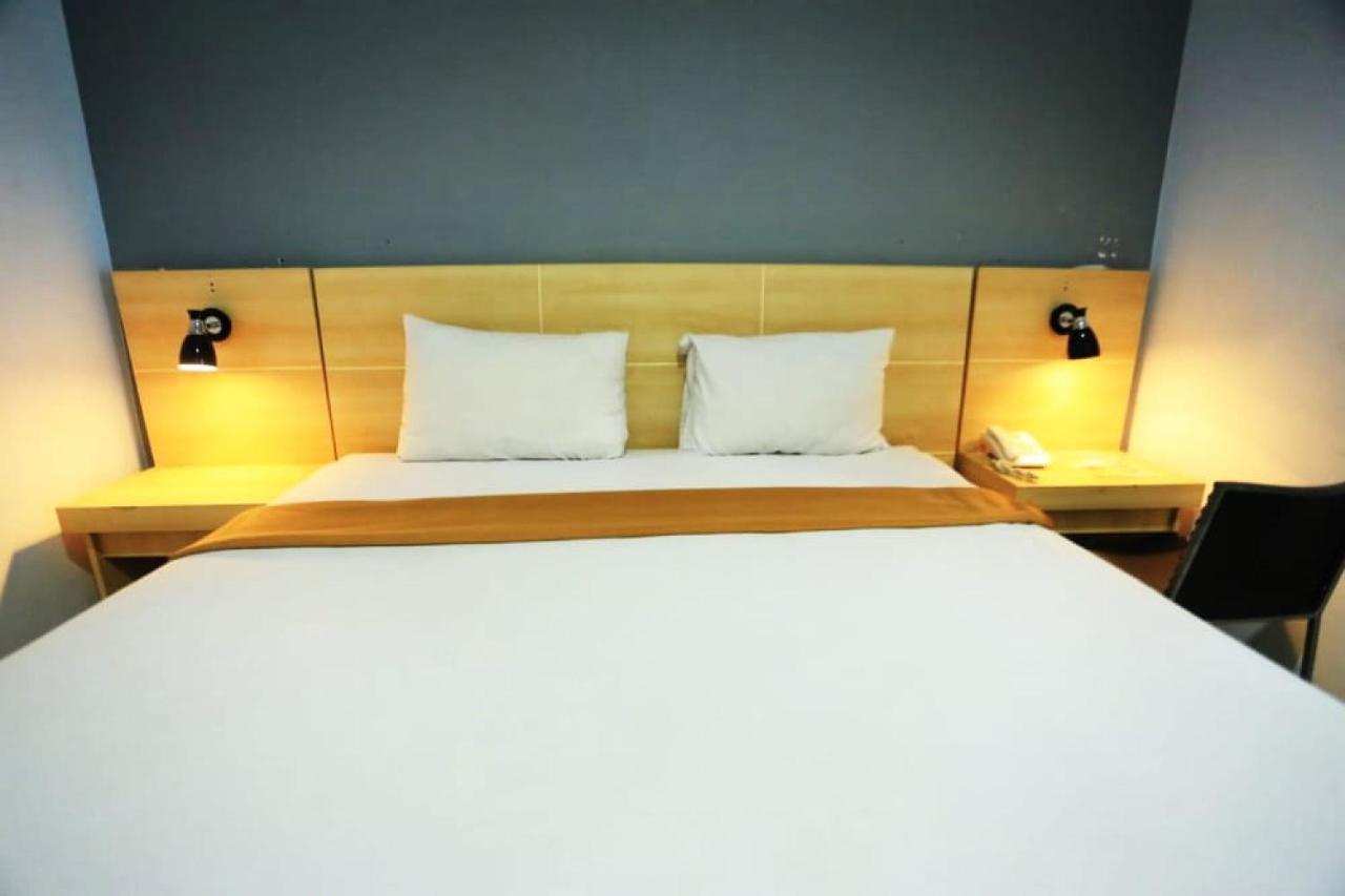 Urbanview Hotel Mulia Indah Palopo Buitenkant foto