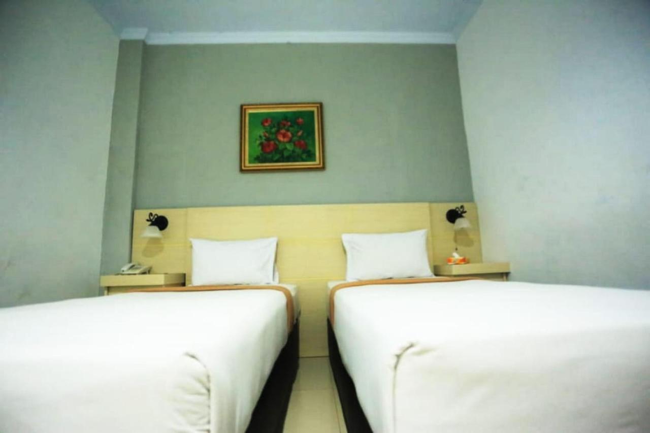 Urbanview Hotel Mulia Indah Palopo Buitenkant foto