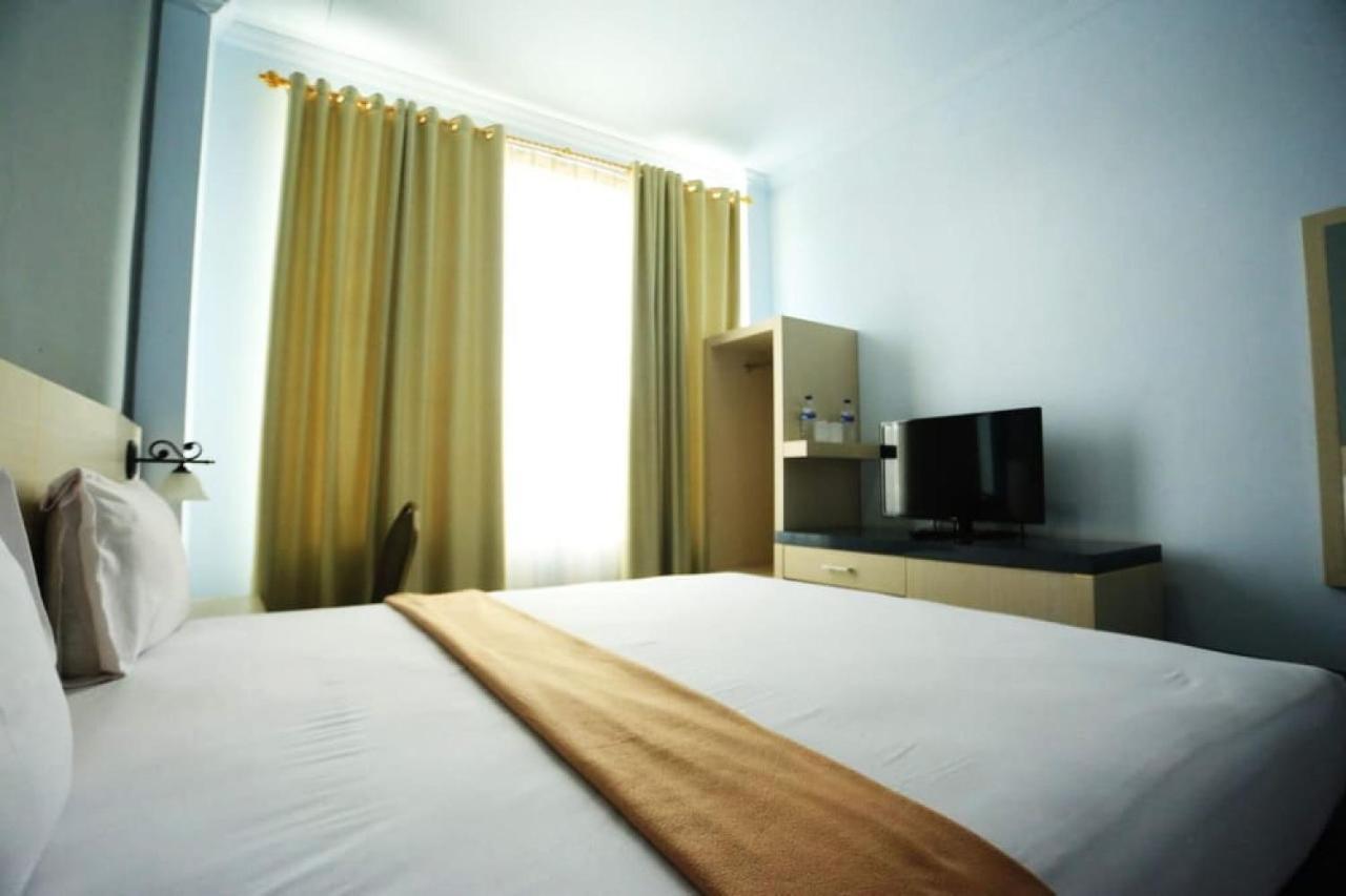 Urbanview Hotel Mulia Indah Palopo Buitenkant foto