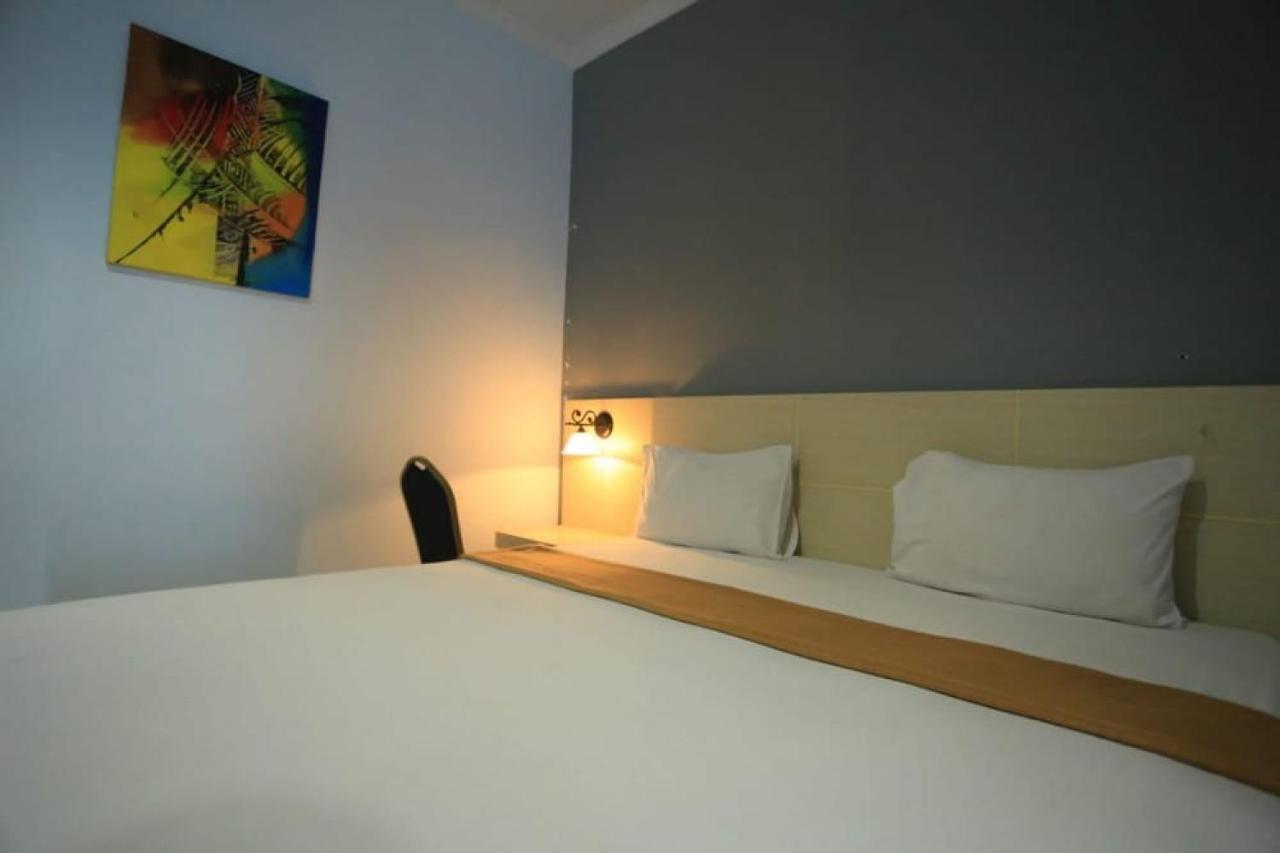 Urbanview Hotel Mulia Indah Palopo Buitenkant foto