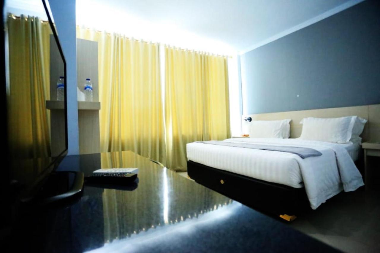 Urbanview Hotel Mulia Indah Palopo Buitenkant foto