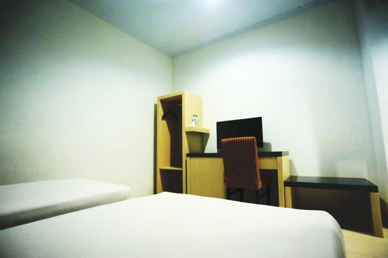 Urbanview Hotel Mulia Indah Palopo Buitenkant foto