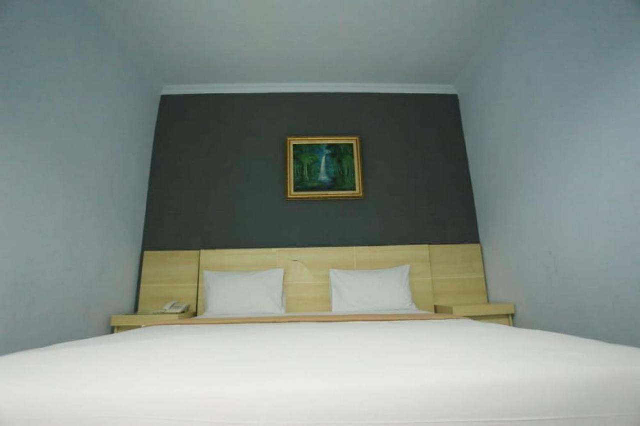 Urbanview Hotel Mulia Indah Palopo Buitenkant foto