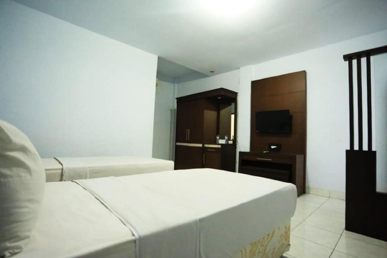 Urbanview Hotel Mulia Indah Palopo Buitenkant foto