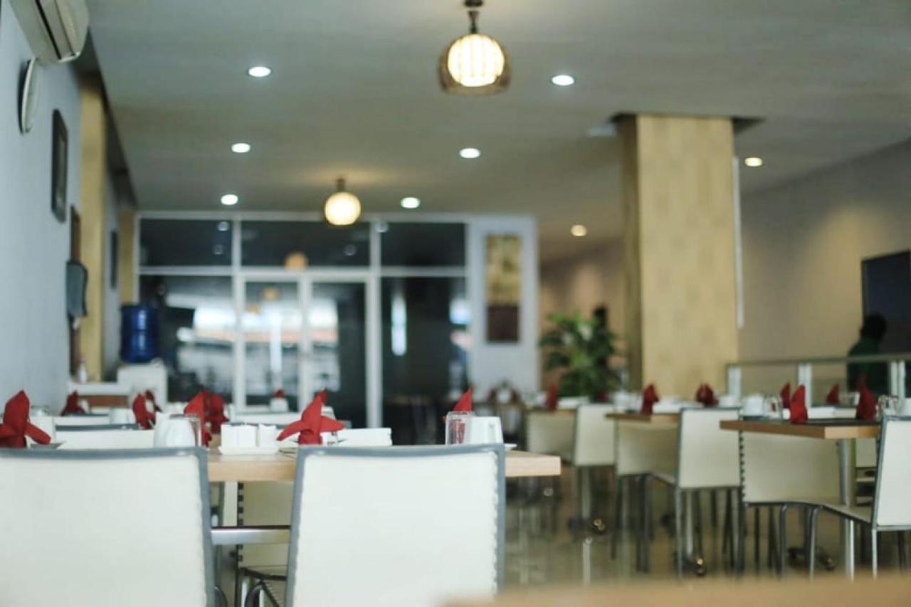 Urbanview Hotel Mulia Indah Palopo Buitenkant foto